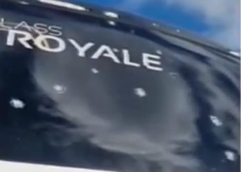 Ônibus da cantora Márcia Freire é atingido por cerca de 21 tiros na BA; artista estava no veículo