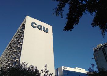 CGU retira sigilo e divulgará cartão de vacina de Bolsonaro após apuração