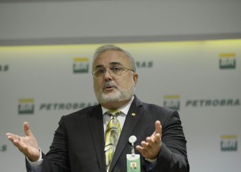 Presidente da Petrobras diz que pode reduzir preço da gasolina
