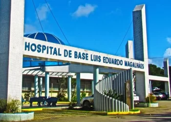 Mulher trans invade hospital com corpo em chamas após ser atacada por homem na Bahia