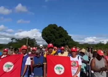 Em protesto a determinações de reintegração de posse, integrantes do MST bloqueiam trecho de rodovia na Bahia