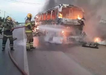 Ônibus que saiu de Alagoas para São Paulo fica destruído em incêndio no Norte de MG