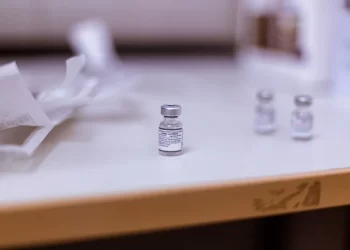 Menos de 300 mil pessoas tomaram vacina bivalente contra Covid-19 na Bahia, diz Saúde