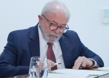 Lula assina projeto que garante recursos para pagar piso salarial de R$ 4,7 mil a enfermeiros