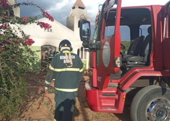 Incêndio atinge igreja católica em povoado, na área rural de Glória-BA