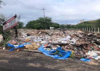 Prefeitura cumpre promessa e autua Chesf e Embasa por lixo e entulho em terreno, e por esgoto a céu aberto na Vila Nobre