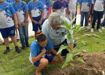 Marcondes reúne alunos da rede municipal, secretários e servidores para o plantio de cem mudas de árvores em diversas localidades