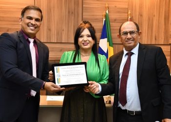 Fátima Araújo recebe Título de Cidadã Pauloafonsina na Câmara Municipal
