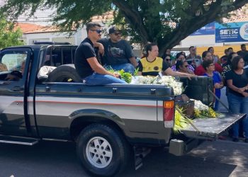 Homenagens marcam velório e cortejo com o corpo de João Medeiros em Paulo Afonso (VÍDEOS)