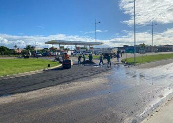 Operação tapa-buraco é realizada nas imediações da rotatória da Policlínica no BTN