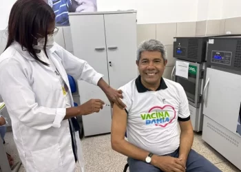 Governador atualiza cartão com doses da bivalente e contra a Influenza e pede que população se vacine