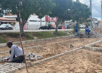 Urbanização do canteiro da BA 210 do BTN segue em andamento e finalizado ganha calçamento, grama, iluminação e piso intertravado