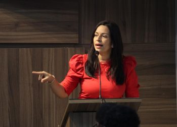 “O povo fará a CPI em 2024, votando”, avisa vereadora Evinha