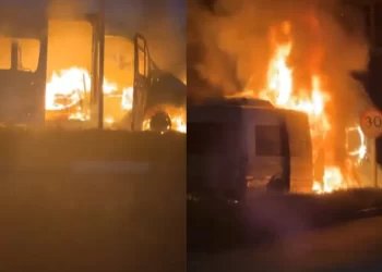 Van de banda de forró pega fogo em rodovia na Bahia; ninguém ficou ferido