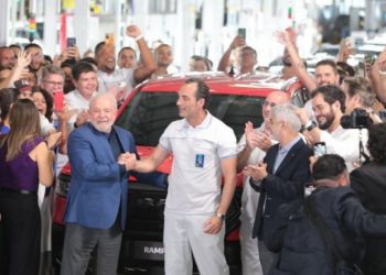 VÍDEOS: Lula é hostilizado em evento Agro na BA e ovacionado durante visita a polo automotivo em PE