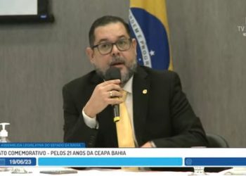 Presidente da OAB-Paulo Afonso discursa na ALBA durante ato comemorativo pelos 21 anos da Ceapa-BA