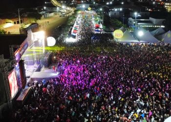(FOTOS E VÍDEOS) Desejo de Menina arrasa e atrai multidão na 1ª noite da festa de Santo Antônio de Glória-BA