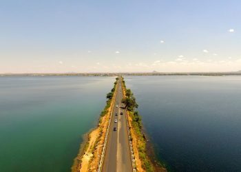 Canoa afunda com três homens em Paulo Afonso e um deles desaparece no rio São Francisco; Bombeiros fazem buscas