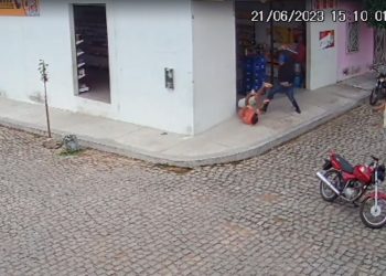 Câmera de segurança flagra morte brutal de jovem em Coronel João Sá-BA