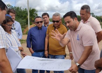 Prefeito de Glória-BA assina ordem de serviço para construção de escola municipal no povoado Cerquinha