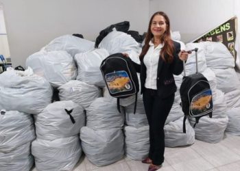 Secretaria de Educação de Glória (BA) entrega mochilas para alunos da rede municipal de ensino