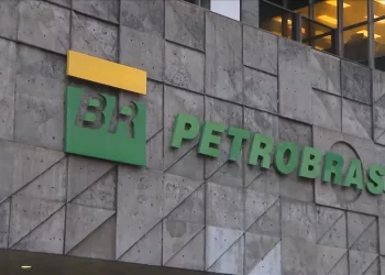 Petrobras reduz preço da gasolina em 4,66% para distribuidoras