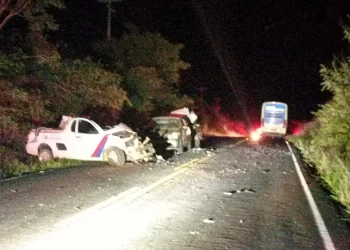 Três pessoas morrem após ambulância colidir de frente com ônibus na Bahia