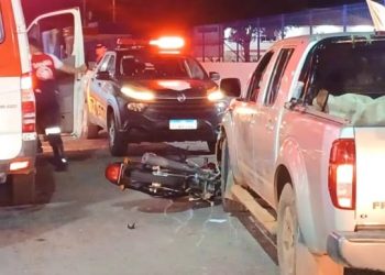 Colisão entre carro e duas motos deixa três pessoas feridas em Paulo Afonso; uma das vítimas fica embaixo de veículo