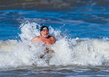 Após cortejo do 2 de Julho, Lula curte praia e toma banho de mar na Bahia: “para recuperar as energias”