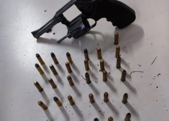 PM prende homem por porte ilegal de arma de fogo em Paulo Afonso; arma e 31 munições foram apreendidas