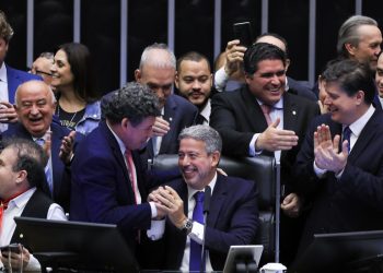 Câmara aprova texto-base da reforma tributária em 1º turno com 382 votos a favor