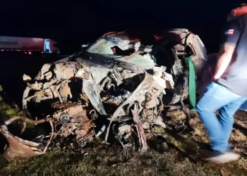 Padre morre após batida entre carro e caminhão em rodovia do oeste da Bahia; veículo ficou destruído