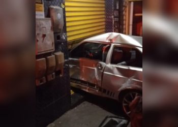 Motorista bate em moto, perde controle do carro e invade bar no centro de Paulo Afonso