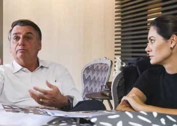 Moraes atende PF e autoriza quebra de sigilo fiscal de Bolsonaro e Michelle