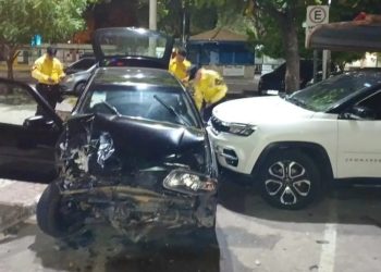 Motorista colide em outro veículo em estacionamento de praça no centro de Paulo Afonso