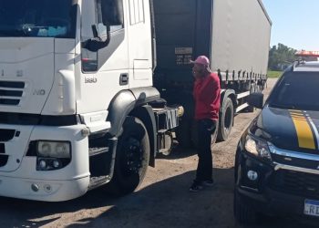 Emocionado, caminhoneiro agradece ação da polícia que culminou na recuperação do seu único veículo de trabalho