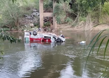 Veículos do Corpo de Bombeiros são atingidos por carreta desgovernada e arremessados em rio na Bahia (FOTOS E VÍDEOS)