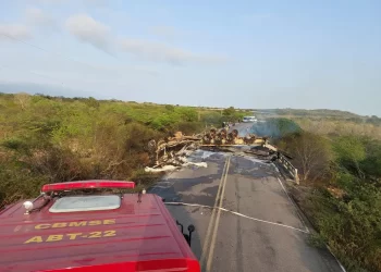 Duas pessoas ficam feridas após carreta tombar e pegar fogo entre Canindé-SE e Paulo Afonso-BA
