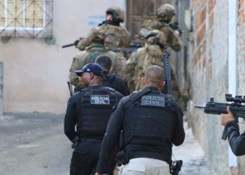 BA: PC e PF encontram pistola, rádios comunicadores e munição de fuzil em esconderijos de facção