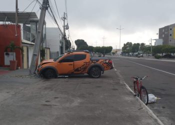 Motorista perde o controle do veículo e colide em poste de energia no centro de Paulo Afonso
