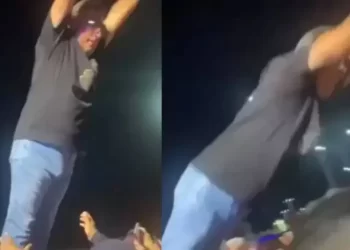 No Ceará, prefeito se empolga em festa e se joga na plateia, mas dá de cara com o chão