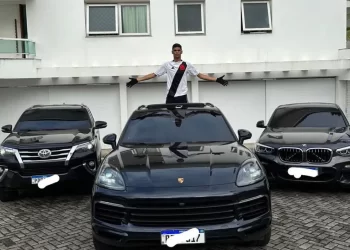 Luva de Pedreiro ostenta coleção de carros de luxo nas redes sociais: ‘Obrigado, meu Deus’