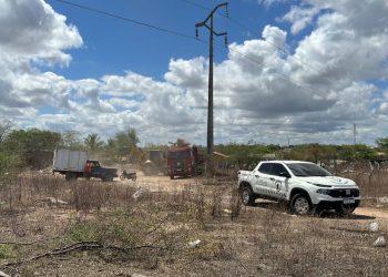 Moradores protestam contra Chesf por derrubada de construções na localidade conhecida como invasão em Paulo Afonso