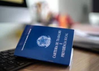 Brasil comemora queda do desemprego para 7,7% em setembro, atingindo recorde de trabalhadores ocupados, revela IBGE