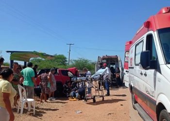 Acidente na BR-110 envolvendo carro da Prefeitura de Santa Brígida deixa quatro pessoas feridas em Paulo Afonso