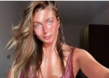 Multidão faz fila quilométrica para participar de funeral de brasileira morta pelo Hamas, em Israel