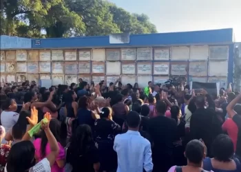 Sob pedidos de Justiça e com cemitério lotado, corpo da cantora gospel Sara Mariano é enterrado na BA