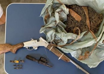 Operação policial em Glória (BA) apreende armas e drogas; suspeito consegue escapar pulando cerca