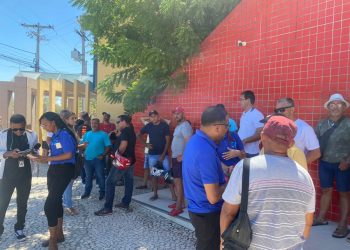 Vigilantes realizam manifestação contra as demissões na empresa Interfort causadas pela Chesf, em Paulo Afonso