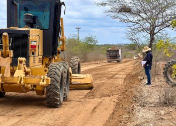 Prefeitura realiza terraplanagem de vias da área rural e inicia no trecho que vai da BA 210 até o trevo do Juá/ Várzea